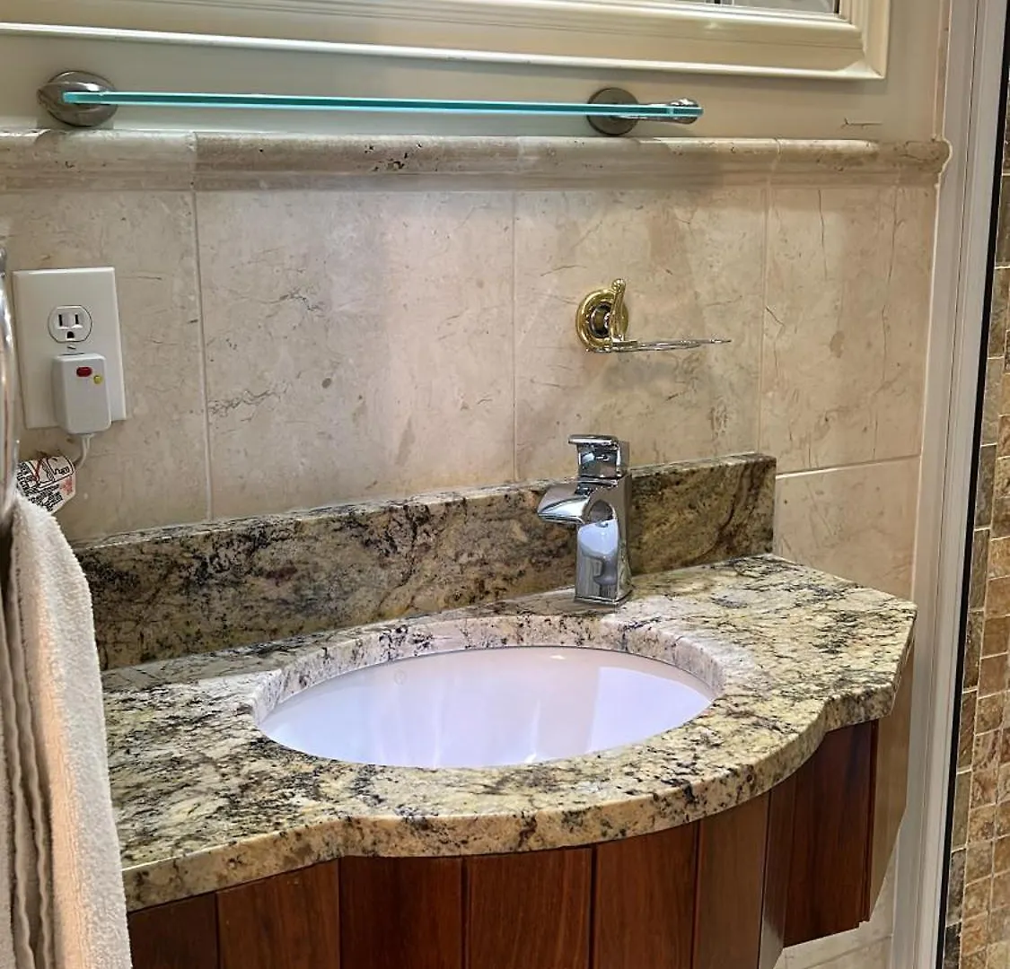 Parc Suites Hotel Montreal 3*,